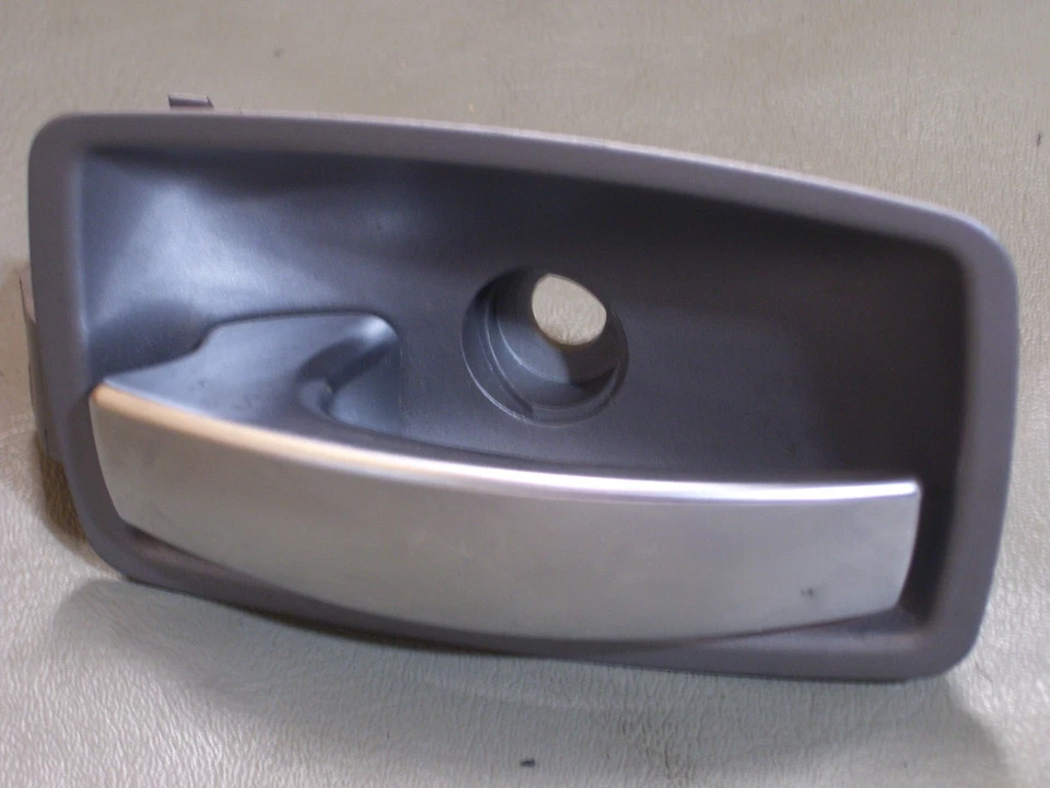 OEM 2002 BMW 745i front left / right interior door gray handle 7024303 - Изображение 2 из 4