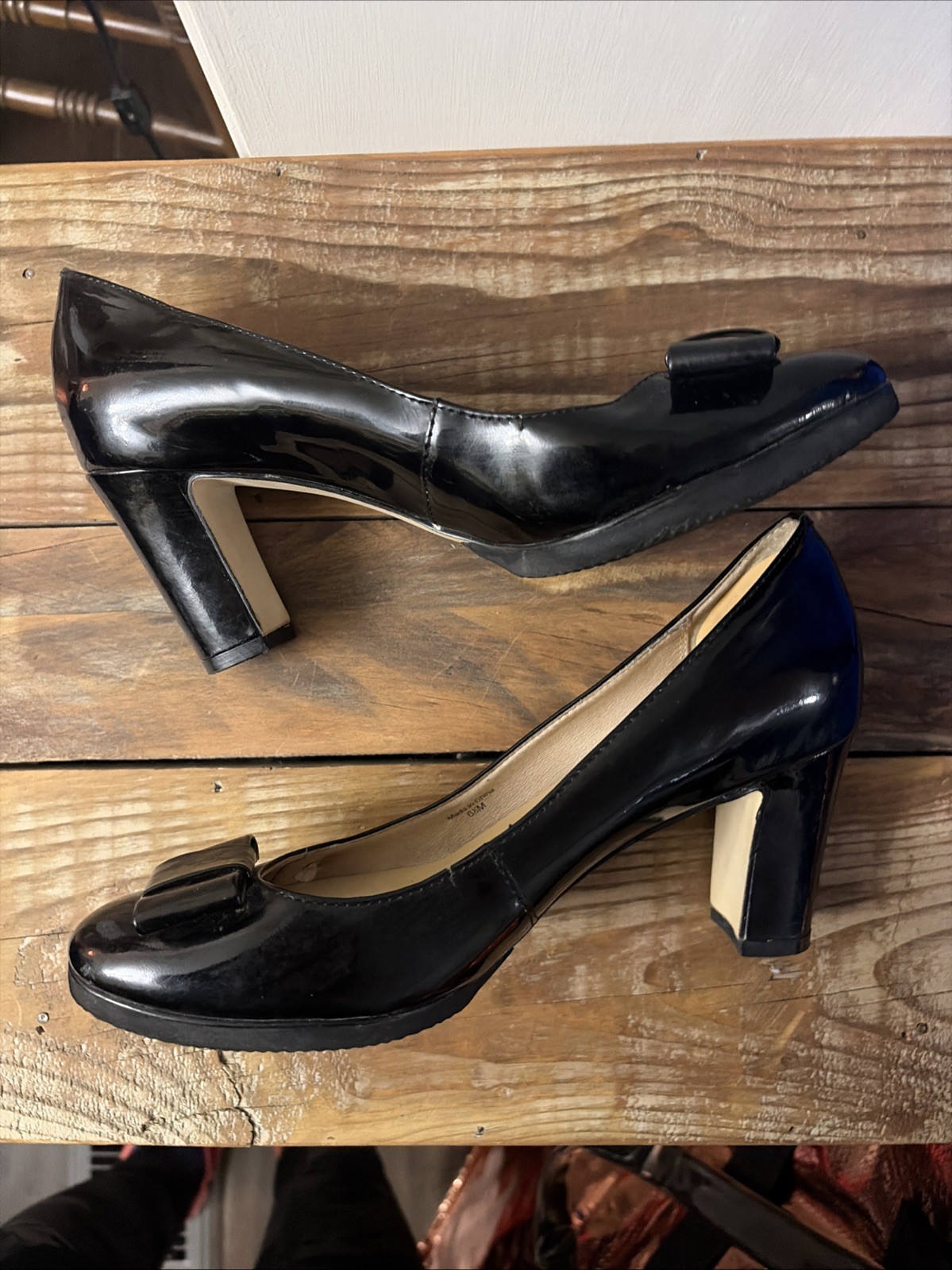 Kate Spade Black Patent Leather Round Toe Pumps With Wide Bow Size 6.5 M