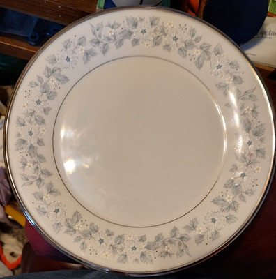 Set of Five (5) LENOX ''Windsong'' 10-5/8'' Dinner Plates in Excellent Condition 