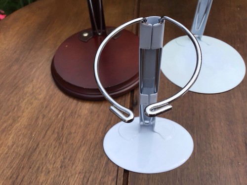 7 ASSORTED VARIOUS SIZES DOLL STANDS - Imagen 13 de 17