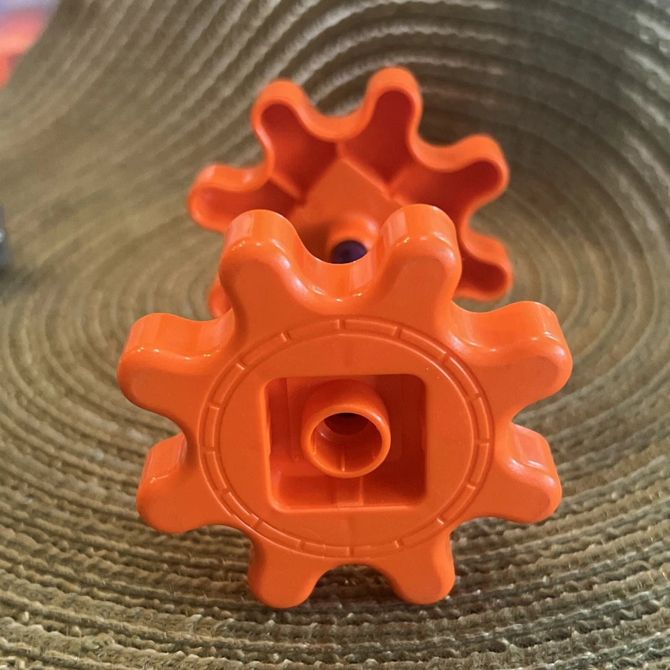 Комплект из 2 оранжевых маленьких зубчатых колес и штанги с мотором в движении - Изображение 4 из 4