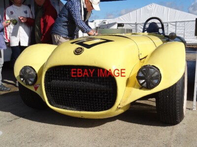 FOTO ALTER YELLER MKII EIN KLASSIKER ROADSTER MIT V8-MOTOR. BESITZER/FAHRER ERNIE NAGAMAT