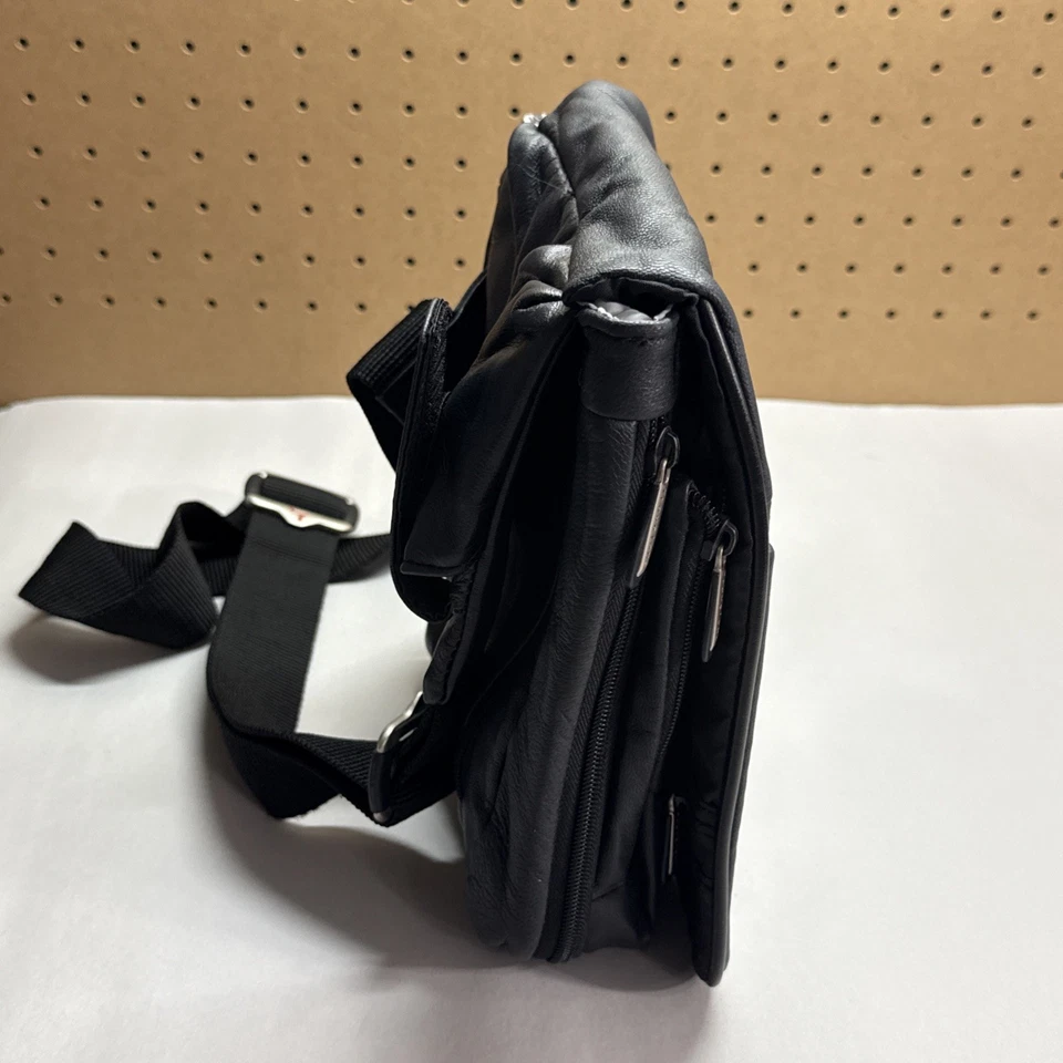 Bolso Bandolera Pequeño de Cuero Travelon Estilo Mensajero Correa Ajustable Negra Foto 4 de 4