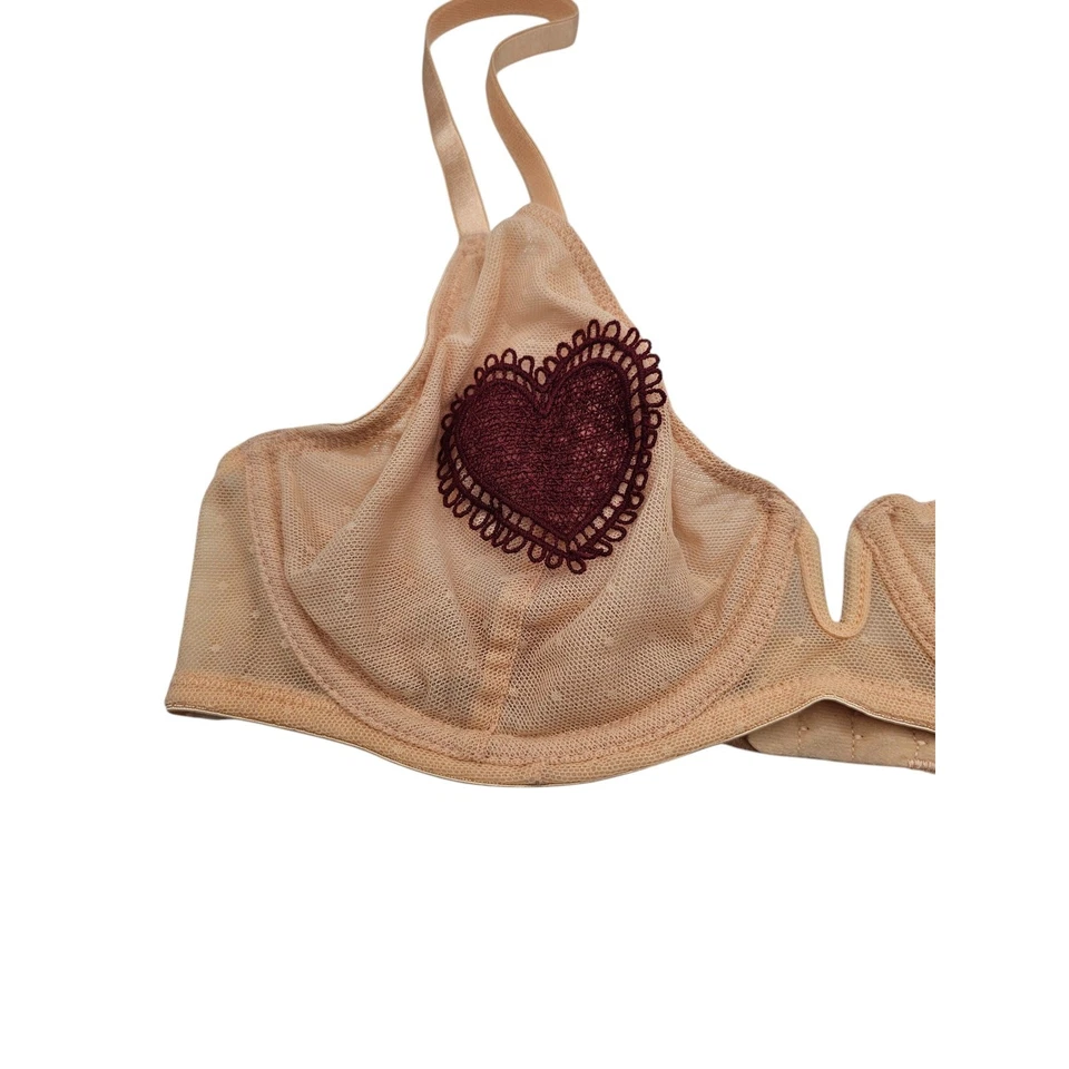 Sexy sujetador de malla beige Forever 21 para mujer talla 36C con detalles de corazón rojo Foto 2 de 4