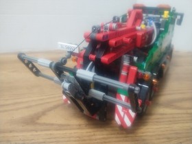 LEGO TECHNIC: Service Truck (42008) retired.