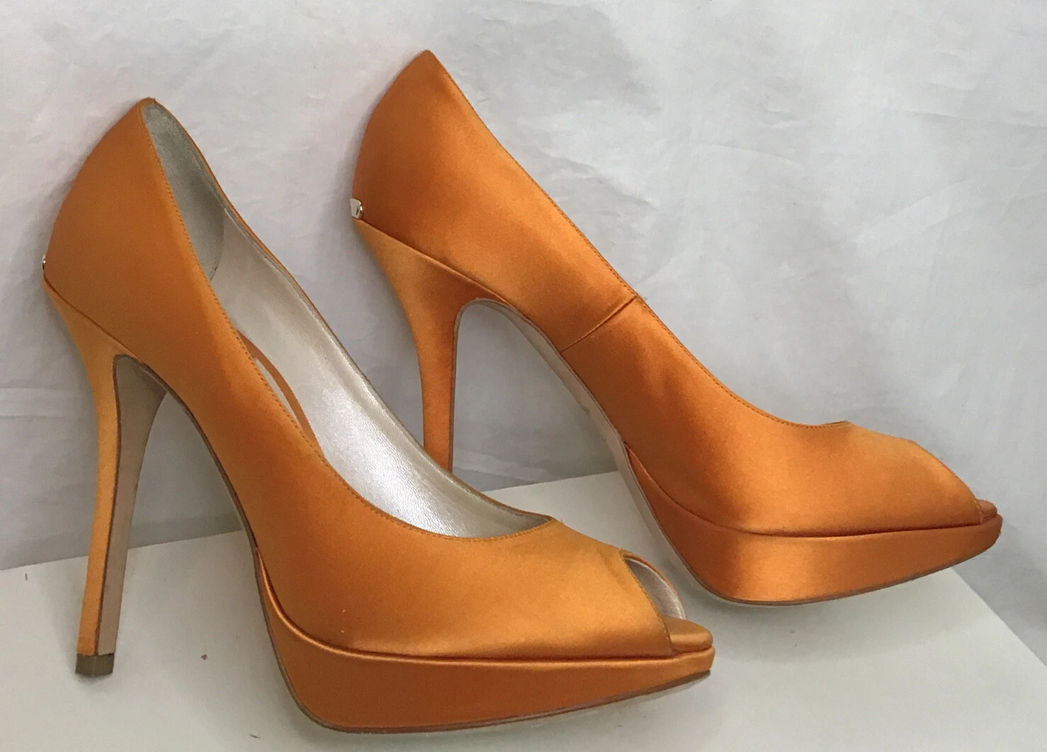 Pompe satinée orteil Christian Dior or Peep orange petite plate forme taille 36 1/2