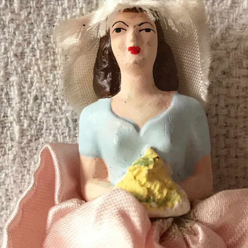 Mesa de dama de honor vintage de tiza de los años 40 y 50 en cúpula de vidrio Foto 4 de 4