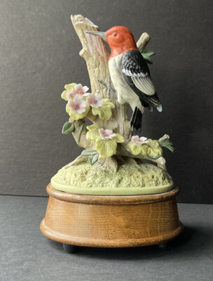 ''Willitts'' Vintage Bird Porcelain Music Box Figurine Plays ''Moonlight Serenade''