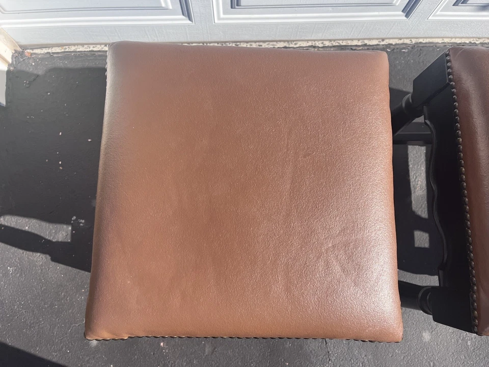 3 taburetes de mostrador de campo francés con cabeza de clavo Marlow diseño Ballard Foto 3 de 4