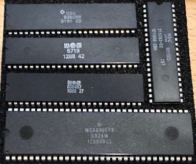 5 x CHIP, PAULA 8364R7/DENISE 8362R8/GARY CBM 5719, NEC Kick 1.3 CPU MC68000P8