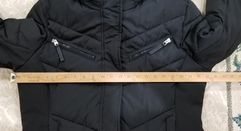 Abrigo acolchado para mujer Calvin Klein Performance con capucha extraíble talla - grande Foto 3 de 4