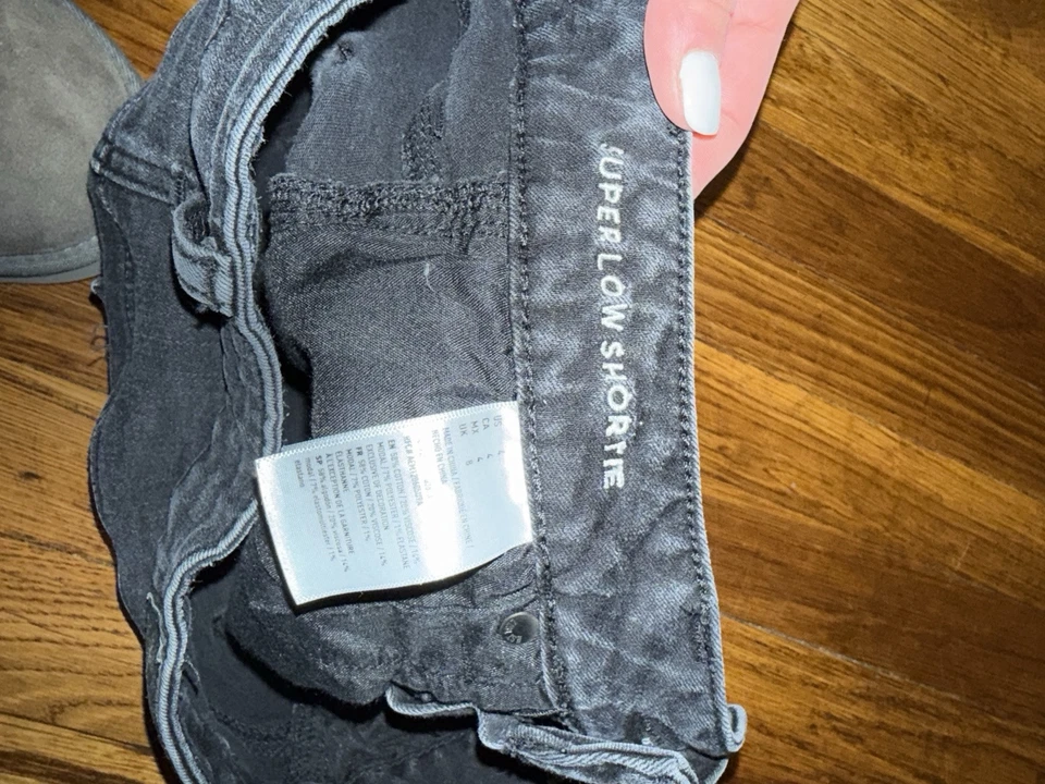 Pantalones cortos negros para mujer American Eagle súper elásticos súper bajos talla:4 Foto 3 de 4