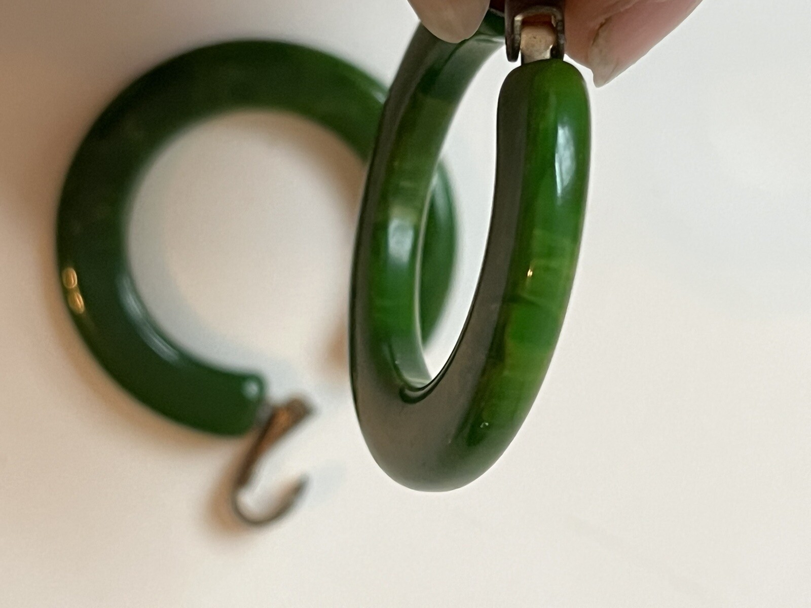 VINTAGE BAKELITE Green Yellow Swirl  HOOP CLIP EA… - image 5