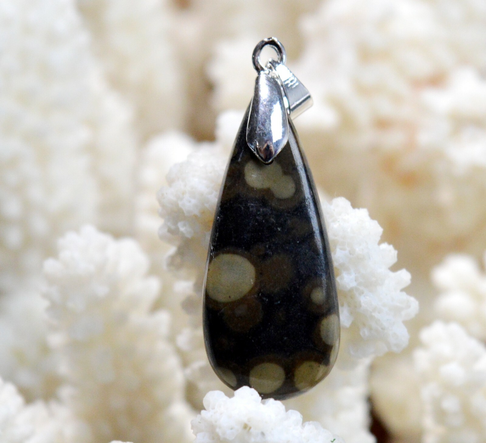 Pendentif scapolite et mica 27 carats, l'énergie pure d'une pierre d'Inde