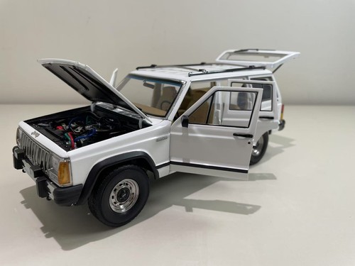 Original 1:18 Jeep Grand Cherokee white alloy car model - Picture 6 of 12