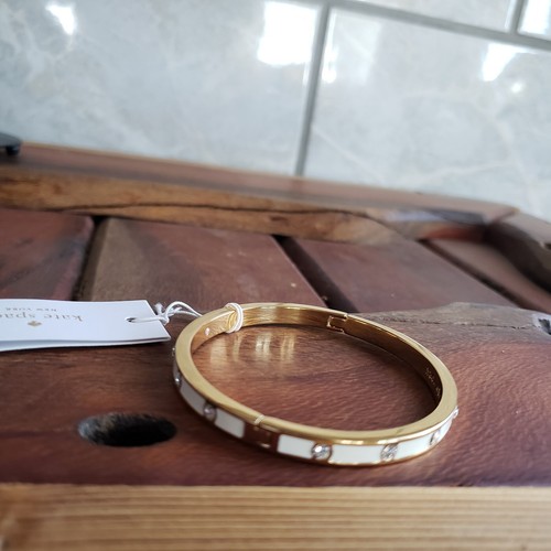 kate spade- Set in Stone- Enamel &Stone Hinged Bangle Bracelet- White- NWT- $48 - 第 1/5 張圖片