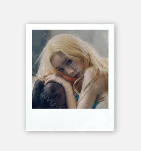 TAEYEON INVU : THE EXHIBIT OFFICIAL MD GOODS PHOTO SET + PHOTOCARD