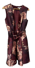 Vestido midi Kay Unger Jordana estampado floral Mikado con cinturón en color Merlot talla 6