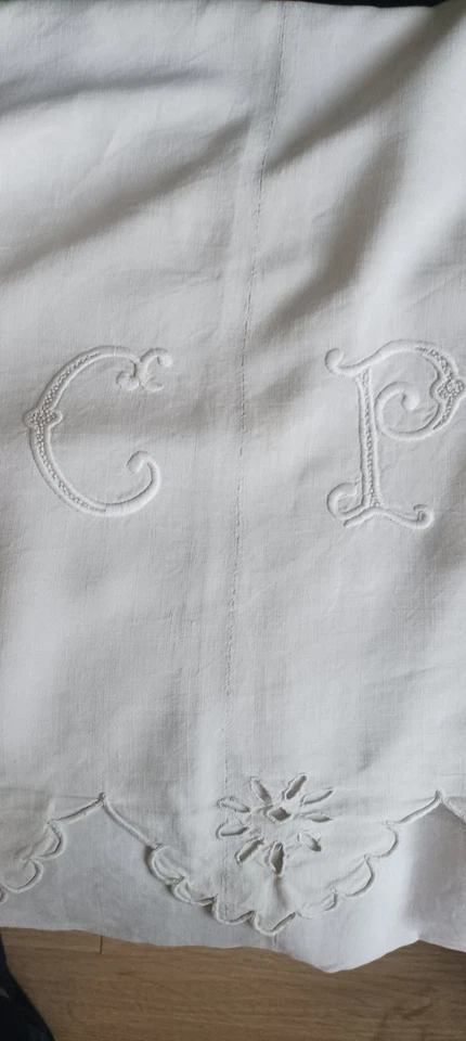 Drap ancien en lin brodé et festonné main - Photo 2/4