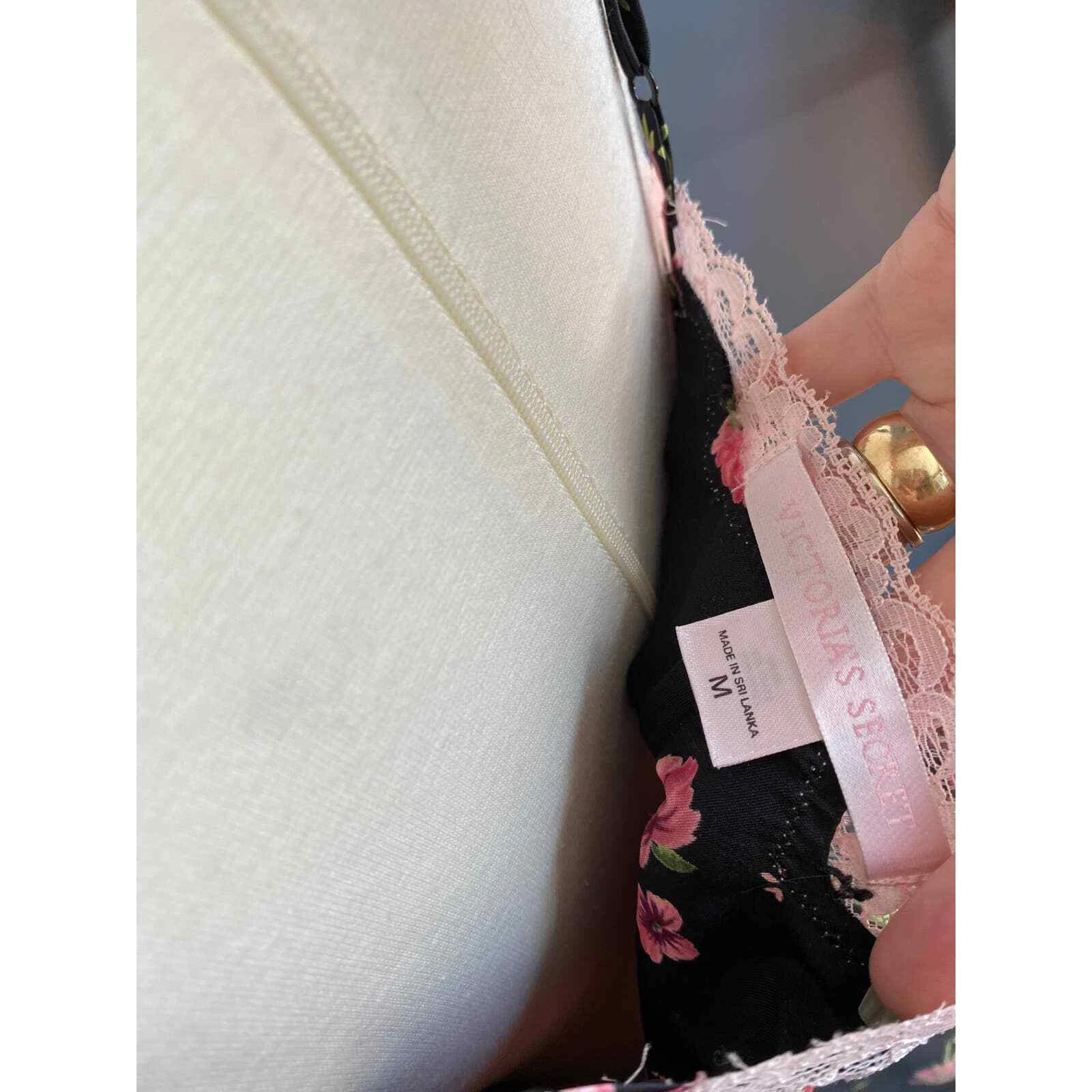 UNDERCOVER Victorias Secret abito slip nero in seta con fiori rosa taglia media