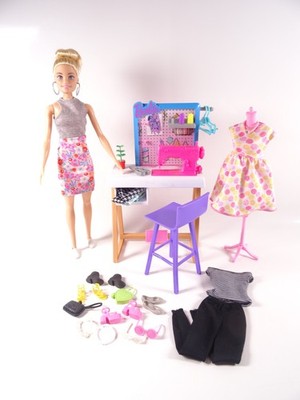 Barbie Spielset Mode-Designer Puppe mit Schneider-Tisch + Zubehör Mattel (21286)