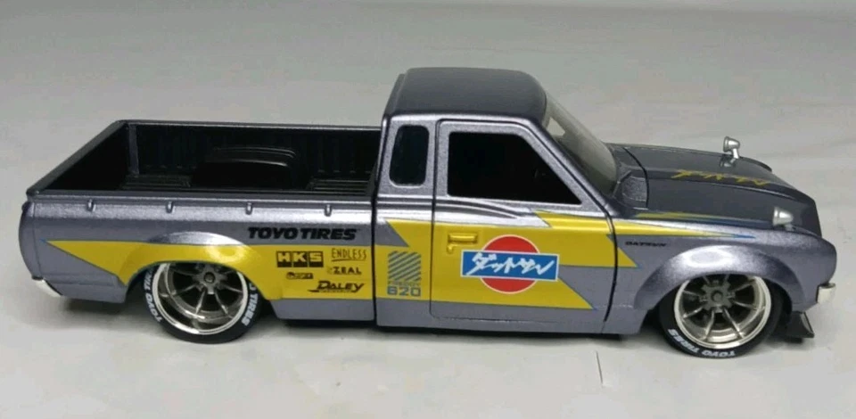 Camioneta pickup Jada Toys 1:24 Just Trucks 1972 Datsun 620 gris 8,5 pulgadas Foto 3 de 4