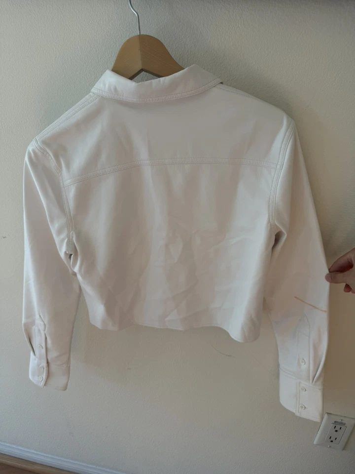 Camisa Relajada Blanca Cuero Alice and Olivia Nueva con Etiquetas Talla S Precio de venta sugerido por el fabricante $275 (imperfección) Foto 4 de 4