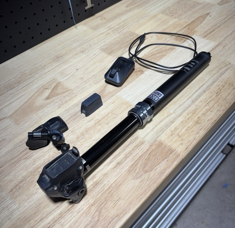 Rockshox Reverb AXS Dropper Seatpost With Battery, Charger And Remote