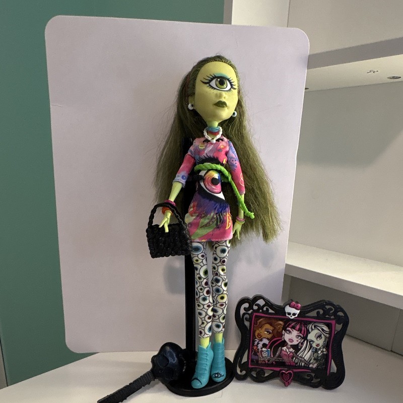 Monster High G1 I Love Fashion Iris Clops Doll w/ Outfit & Accessories