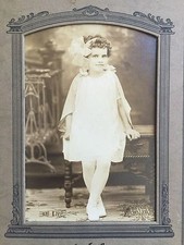 ANTIQUE VICTORIAN ERA GIRL WITH CURLS IN FASHIONABLE DRESS MOUNTED CABINET PHOTO