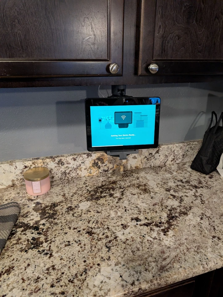Soporte de pantalla inteligente para cocina Amazon Echo Show impreso en 3D debajo del gabinete Foto 2 de 4