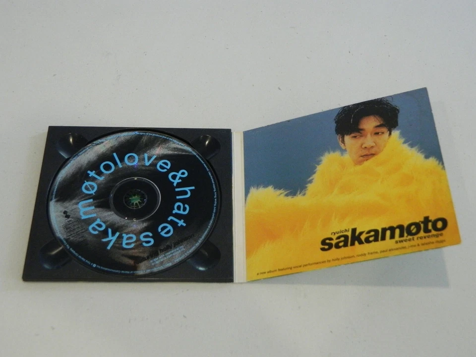 CD sencillo Ryuichi Sakamoto Featuring Holly Johnson Love & Hate [Edición limitada] Foto 2 de 3