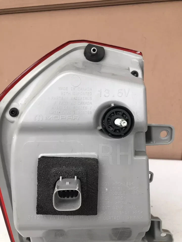 CHRYSLER 300 2015-2023 LUZ TRASERA LED, LADO DERECHO DEL PASAJERO 68400290AA Foto 3 de 4