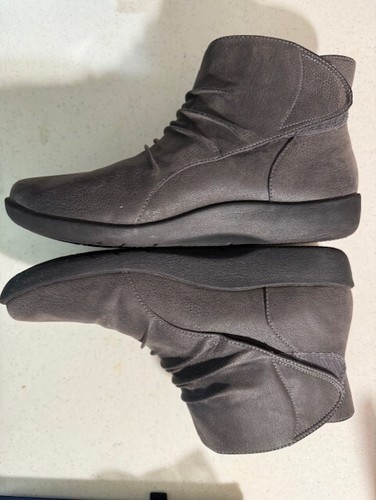EUC 9.5M Clarks ankle bootie gray - Picture 4 of 6