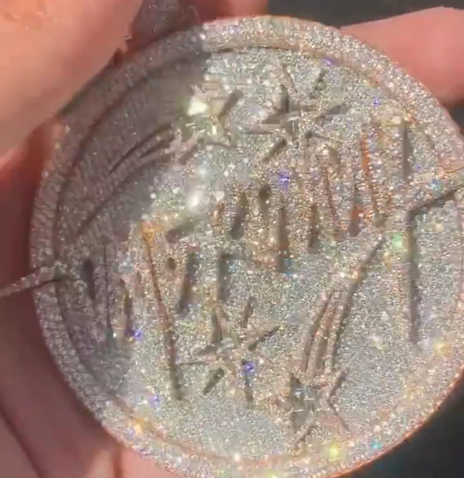 Colgante con nombre personalizado redondo de diamantes simulados de 9,26 quilates para hombre en plata 925 Foto 4 de 4