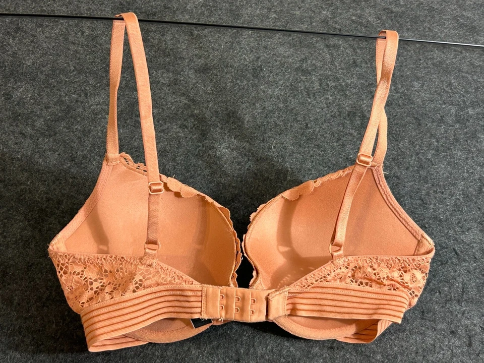 Sujetador push up Victoria Secret talla 32D muy sexy push-up de encaje melocotón Foto 3 de 4