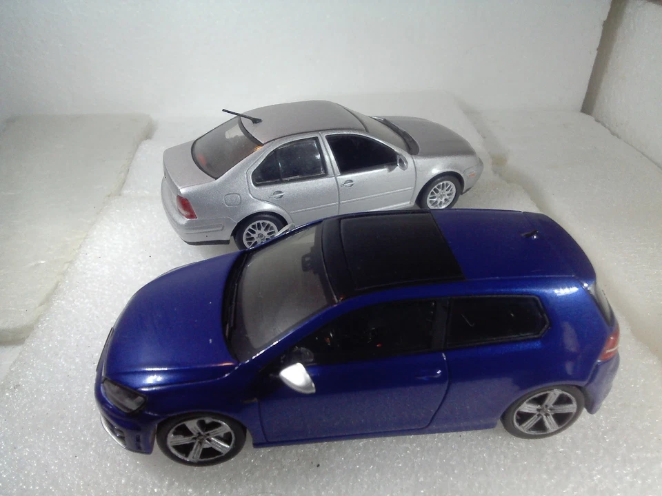 VOLKSWAGEN GOLF R MK.7 2013 MODELO CONCESIONARIO SPARK/VW escala 1/43 Foto 2 de 4