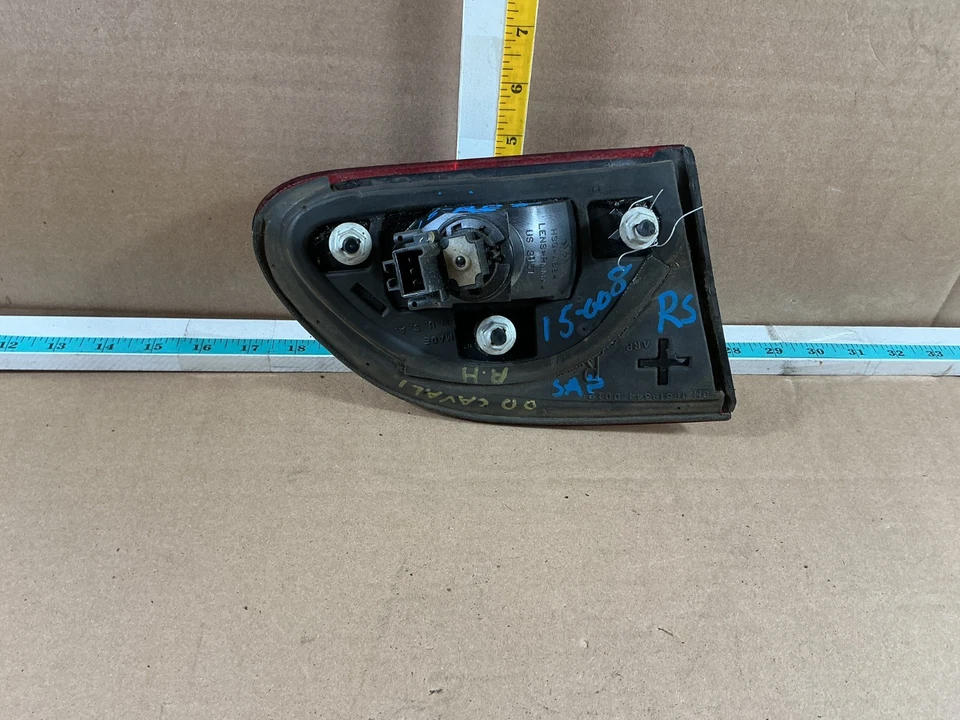 Chevrolet Cavalier 2000-2002 luz trasera montada en la tapa del maletero del lado derecho del pasajero Foto 4 de 4