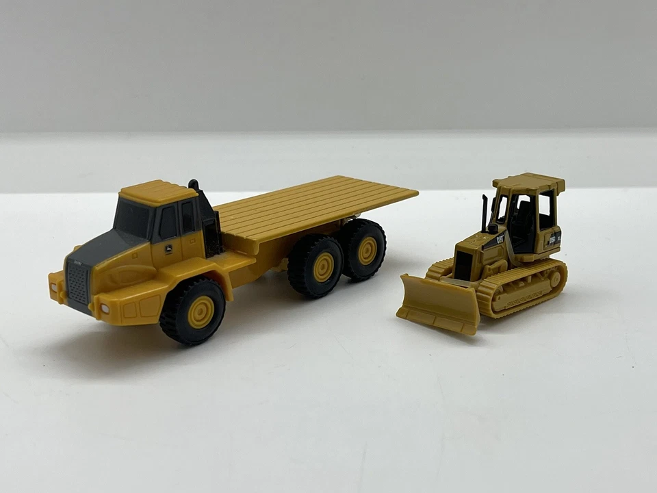 Lote de 2 camiones de plataforma plana Norscot CAT D5G XL y Ertl John Deere Foto 4 de 4