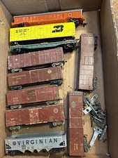 Lot de 10 voitures anciennes train ho pour pièces ou réparation. En l'état . Bois et plastique