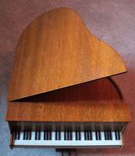 ältere Spieluhr Klavier Flügel Holz vermutlich DDR