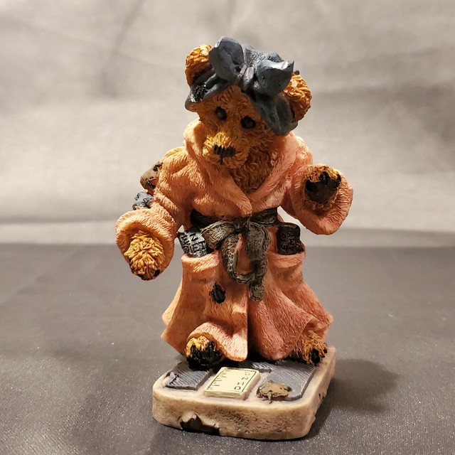 Boyds Bears “Ms. Griz…Saturday Night” Figurine (29E/2357) Style 2284