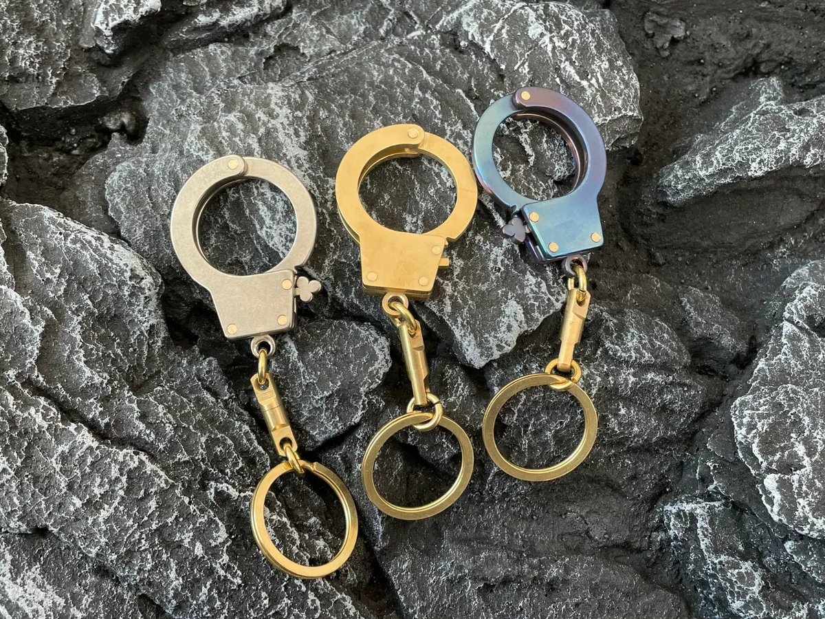 Brass/Titanium Alloy Handcuff Key Chain Fastener Flashlight Clasp Key Chain  Ring