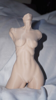 Beige Statue of a woman | Sculpture | Artstic Statue