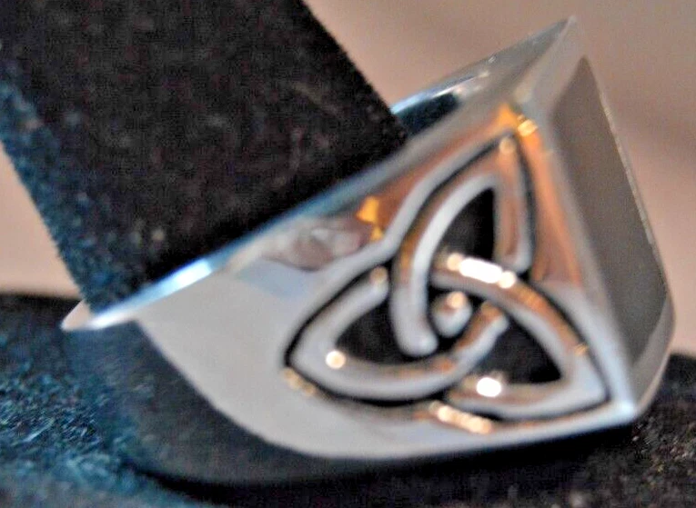 Anillo triquetra de acero inoxidable para hombre con incrustación de resina negra - audaz - talla 10,5 Foto 4 de 4