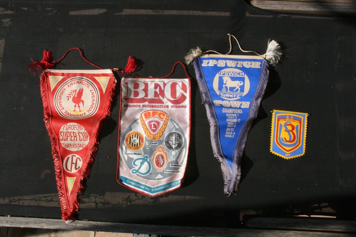 Lot De 4 Fanions De Football - Liverpool Et Dynamo Berlin, Pour Supporters, Collection