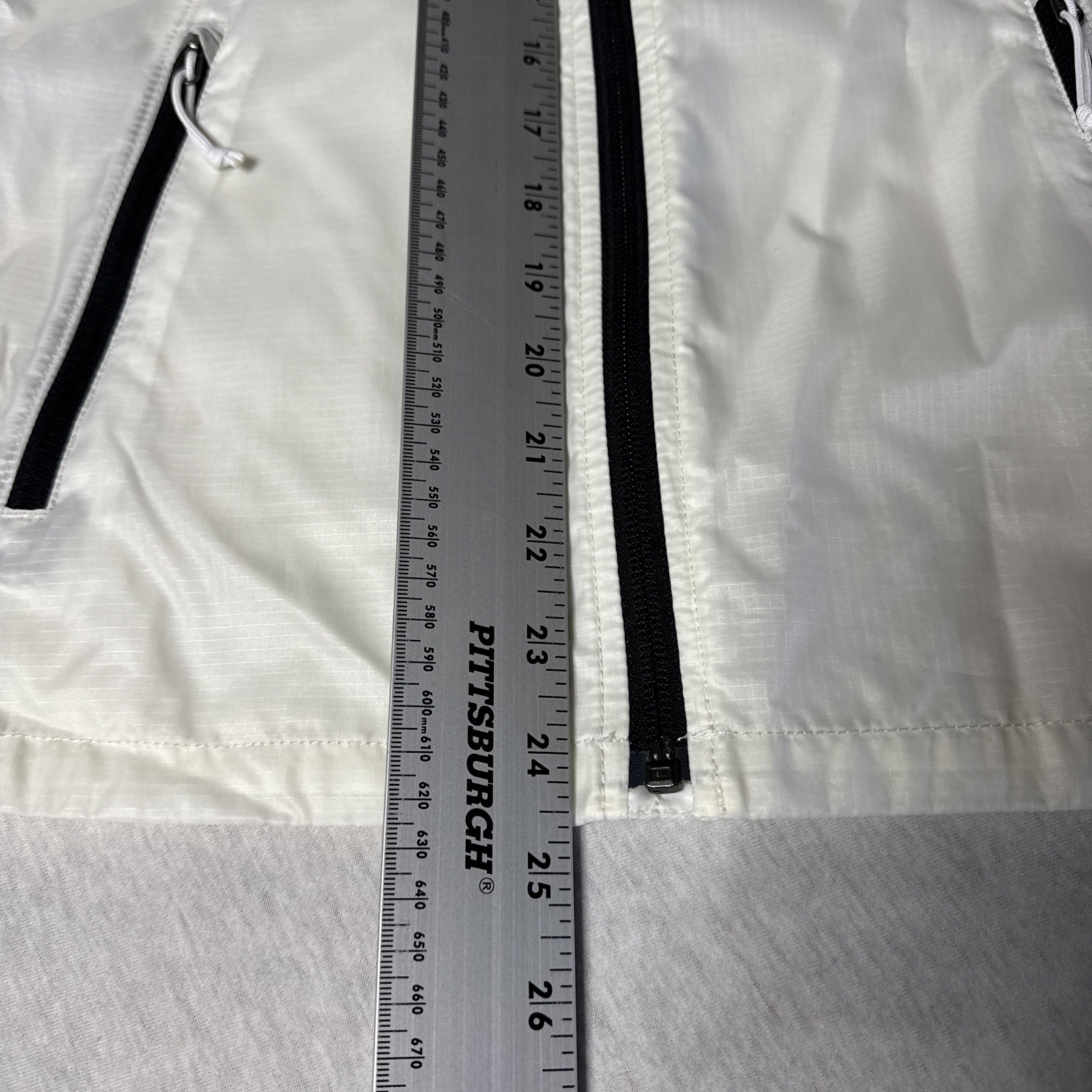 The North Face White Windfall Packable Windbreake… - image 9