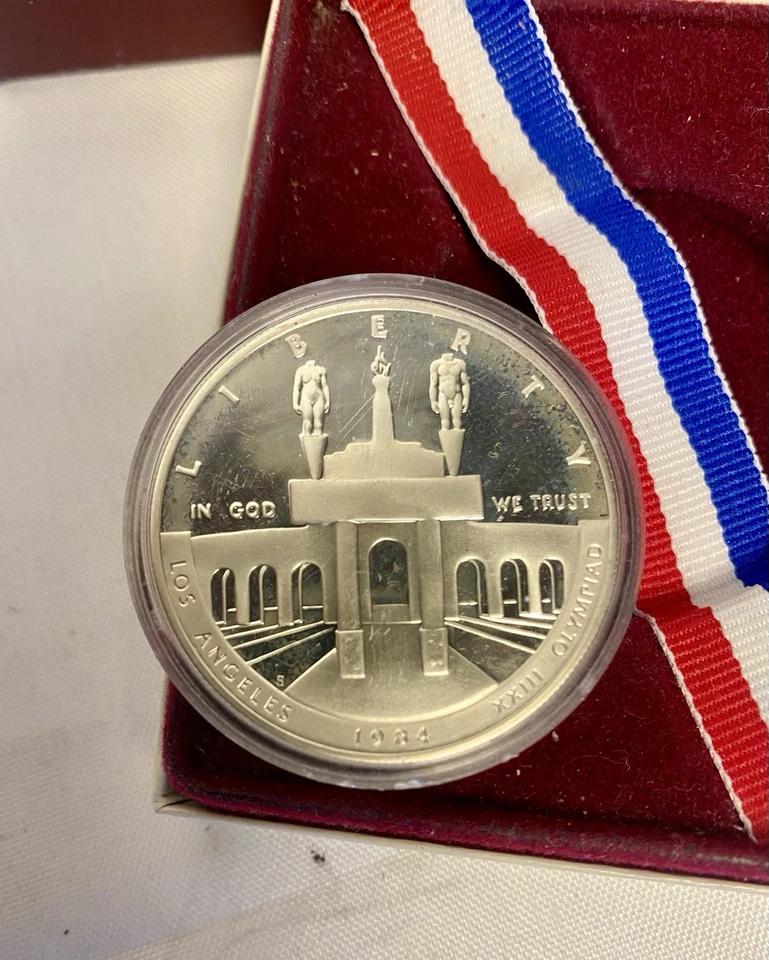 Moneda de dólar de plata de prueba del Coliseo Olímpico/Águila 1984-S Foto 4 de 4