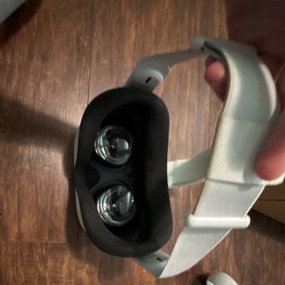 Meta Oculus Quest 2 White Standalone VR Headset with Controllers