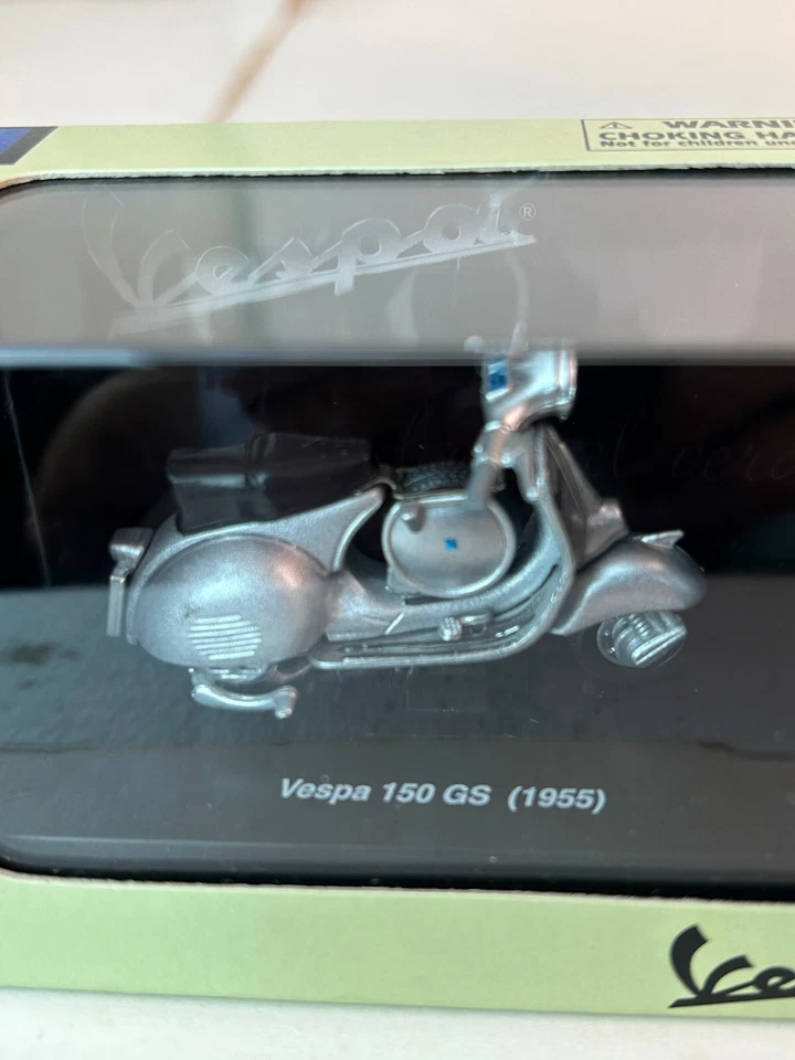 New Ray 1:32 Scale 1955 Vespa 150 GS Scooter - Image 4 of 4